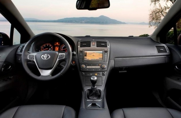 2016 Toyota Avensis interior
